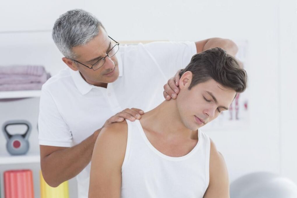 gydytojas apžiūri kaklą dėl osteochondrozės