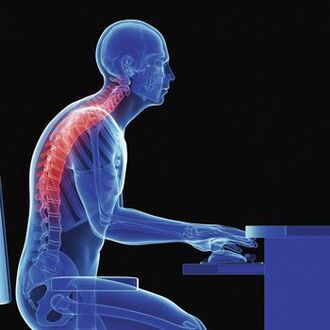 Sėdimas darbas prie kompiuterio yra kupinas traukiančio nugaros skausmo atsiradimo