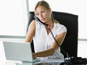 Sėdimas darbas ir telefono peties laikymas - gimdos kaklelio osteochondrozės priežastys